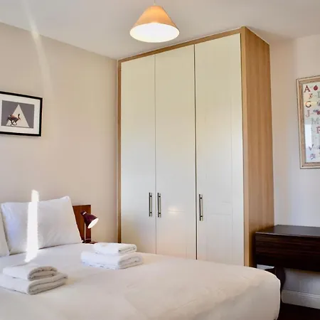 Modern 2 Bedroom Flat Above Family Run Pub *