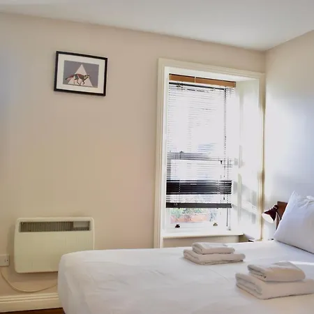 Modern 2 Bedroom Flat Above Family Run Pub *