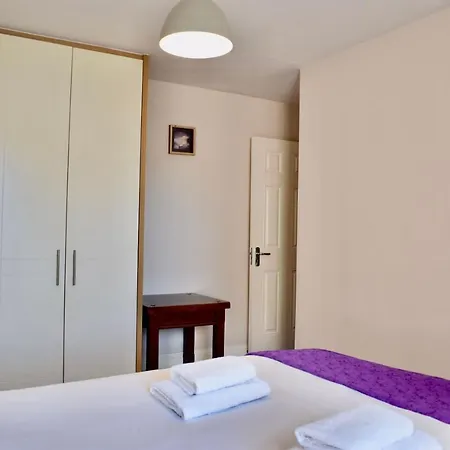 Modern 2 Bedroom Flat Above Family Run Pub *