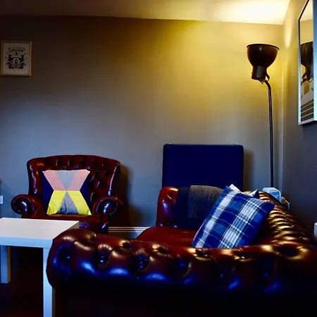 Daire Modern 2 Bedroom Flat Above Family Run Pub *